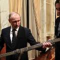 Путину подарили щит и меч князя Владимира из «Викинга»